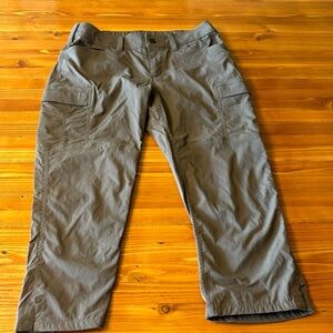 Army green Carhartt women’s capri work pants. Size 6, excellent condition.